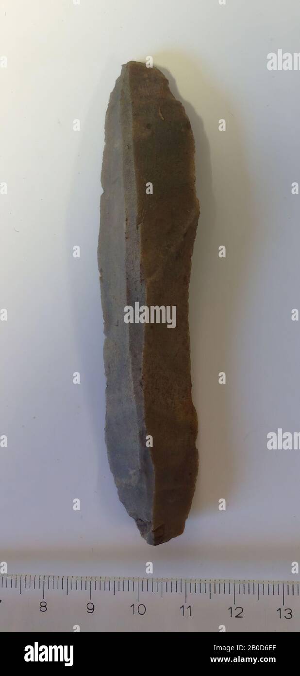 Kling, mediolithic format, Lanaye flint (Banholt), on the ventral side is Banholt 1969., blade, stone, Lanaye flint, 10.1 x 2.1 x 1.1 cm, 23g, early neolithic c. 5300-4300 BC. 5300-4300 BC, the Netherlands, Limburg, Eijsden-Margraten, Banholt Stock Photo