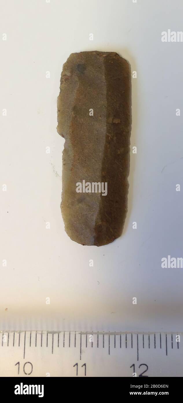 Kling, mediolithic format, Lanaye flint (Banholt), on the ventral side is Banholt 1969., blade, stone, Lanaye flint, 3.9 x 1.5 x 0.3 cm, 1g, early neolithic c. 5300-4300 BC. 5300-4300 BC, the Netherlands, Limburg, Eijsden-Margraten, Banholt Stock Photo