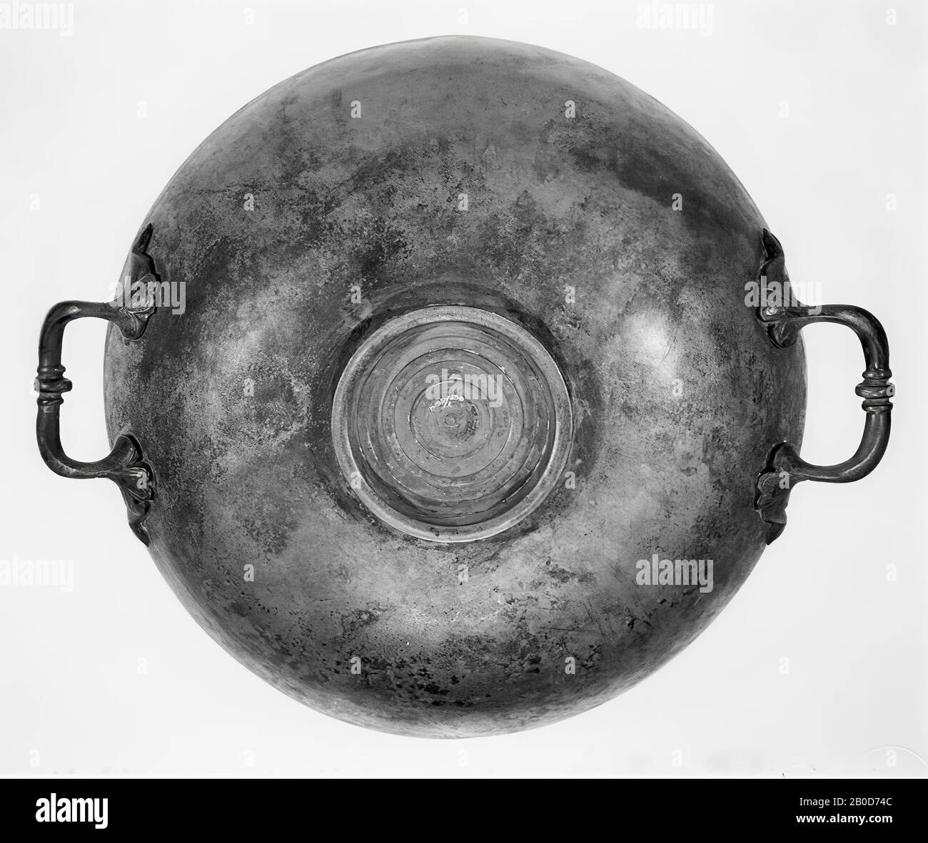 Very nice large bronze basin, on small stand ring with rounded wall and flattened edge, triangular on the inside. The bottom of rings is turned off within the stand ring. In the middle inside on the bottom a circular elevation with turning. Two opposite omega-shaped omega-shaped ears that end in animal heads (snake heads). Decorated starter. The handle is profiled in the middle. Hardly patinated, largely original bronze color., Crockery, basin, metal, bronze, diam. 35 cm (with handles 41 cm), height: 11.9 cm, roman 1-79, Netherlands, Gelderland, Renkum, Doorwerth, Rijn Stock Photo