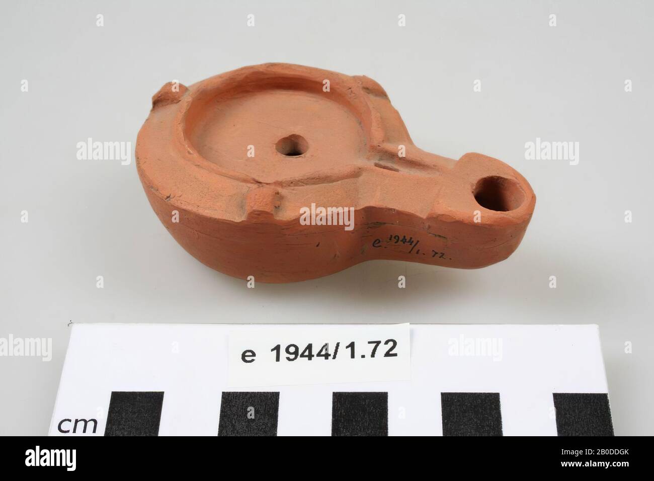 Oil lamp of terracotta, with spout, filling hole, fire hole and (unpunctured) air gap. Factory brand: HYMNVS F., oil lamp, earthenware, terracotta, 8.5 x 6.5 x 3.1 cm, Roman, Netherlands, Gelderland, Berg en Dal, Berg en Dal, De Holdeurn Stock Photo