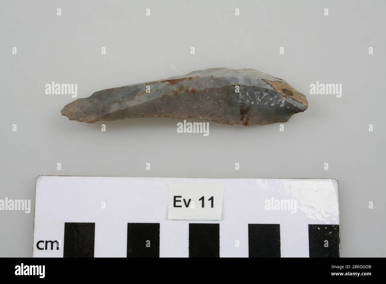 Three-sided piece of flint, S-shaped., Fragment, stone, flint, 1,4 x 2,5 x 8,3 cm, prehistory, Belgium, unknown, unknown, Spiennes Stock Photo