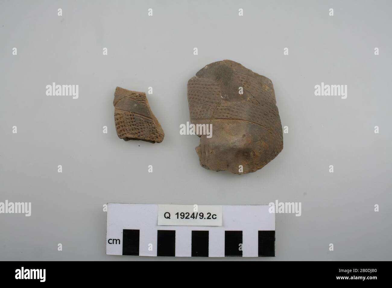 2 shards with ornamentation, shards, earthenware, 6 x 8 cm (largest shard), prehistory, Belgium, unknown, unknown, Tilice Stock Photo