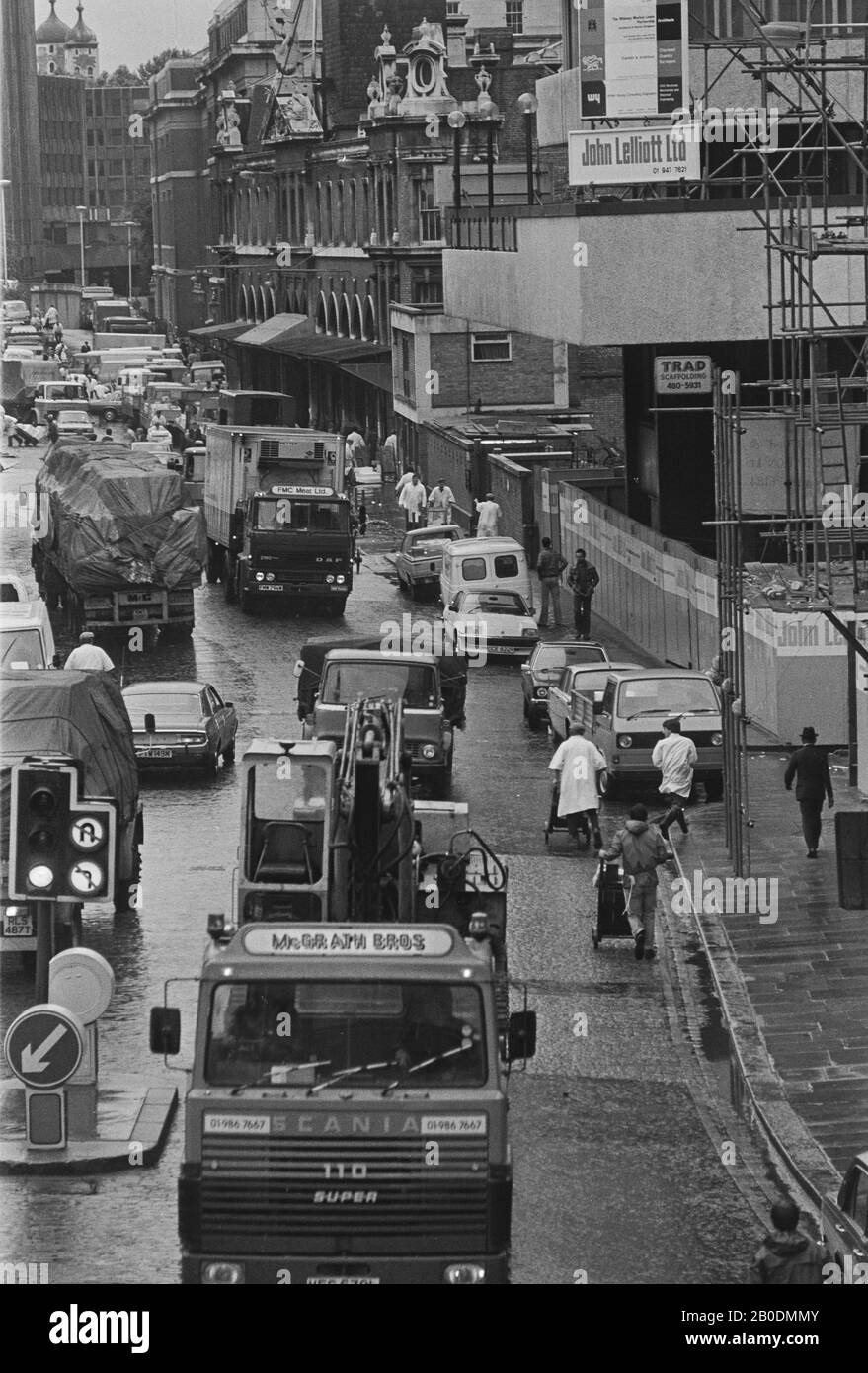 9/7/11 Billingsgate Fish Market 1981 Lower Thames St, market traffic plus morning rush hour Stock Photo