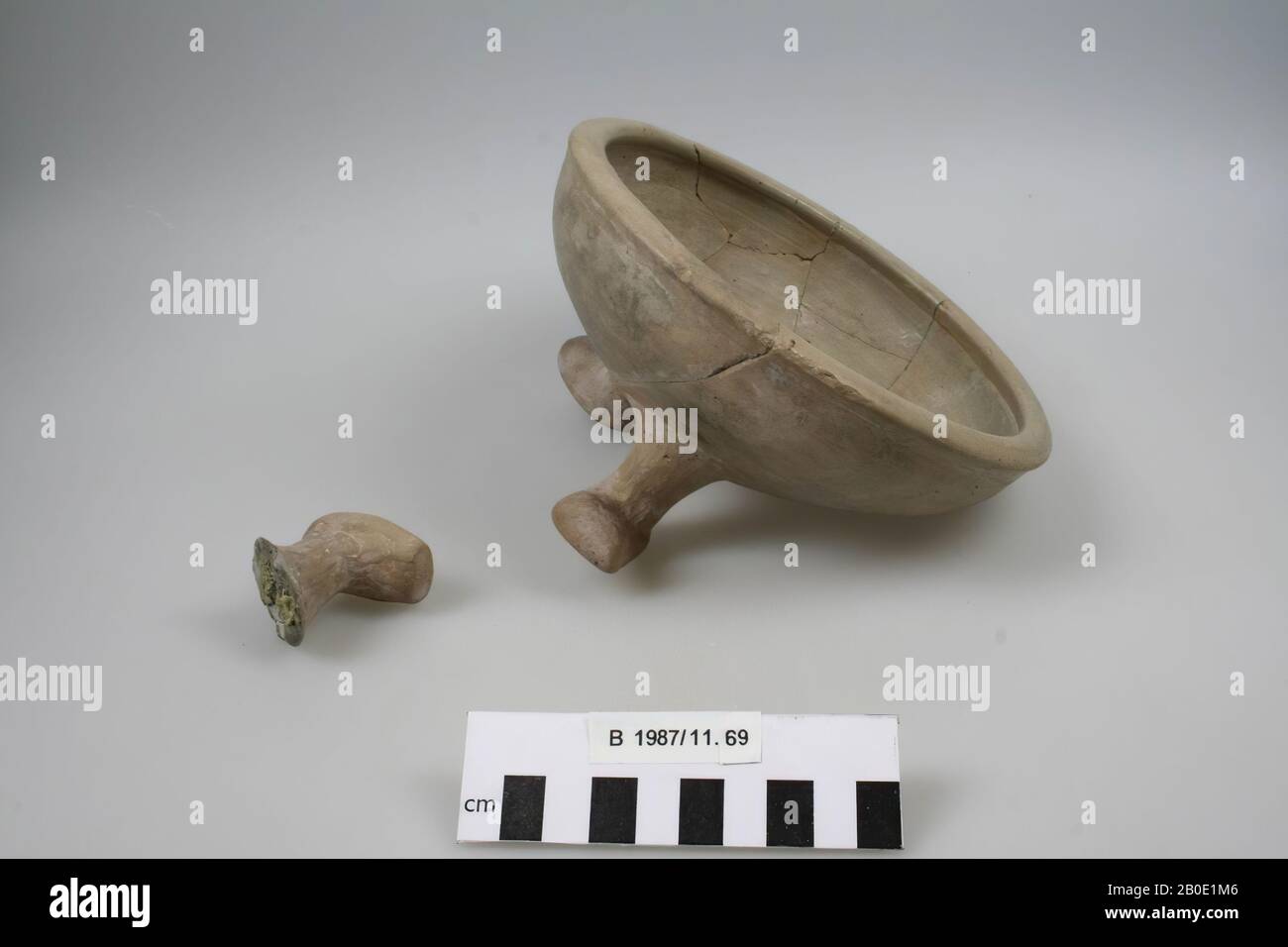 Ancient Near East, crockery, earthenware, H 9-9.5 cm, D 16.9-17.3 cm, Iron Age 1200-600 BC, Iran Stock Photo