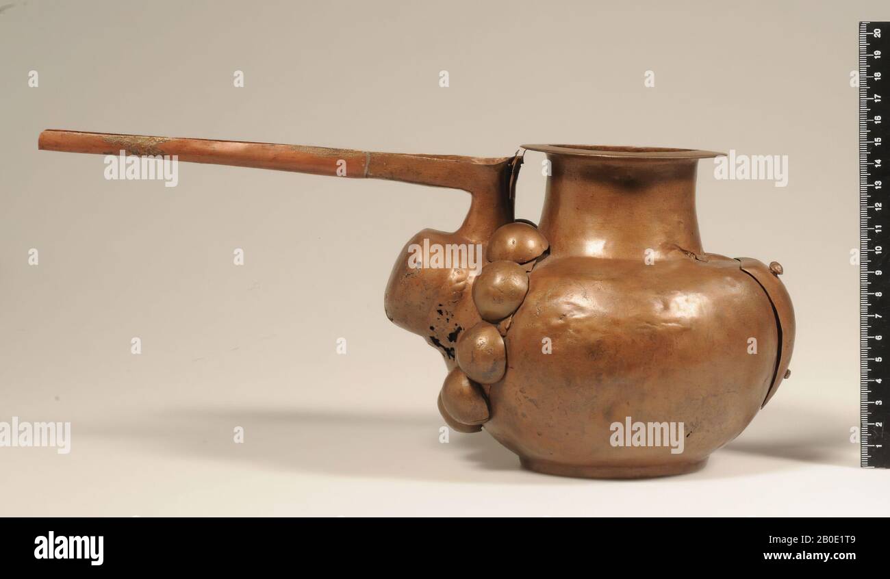 A bronze spherical beak with a long open spout. Under the spout there is a kind of liquid reservoir that is decorated with an incised, stylized face. Spout and reservoir are connected to the vase body with rivets. Around the reservoir is a ring of imposed half spheres., Crockery, metal, bronze, H 14.5 cm, D 14.7 cm, L with spout 35 cm, Iron Age II-III 1000-600 BC, Iran Stock Photo