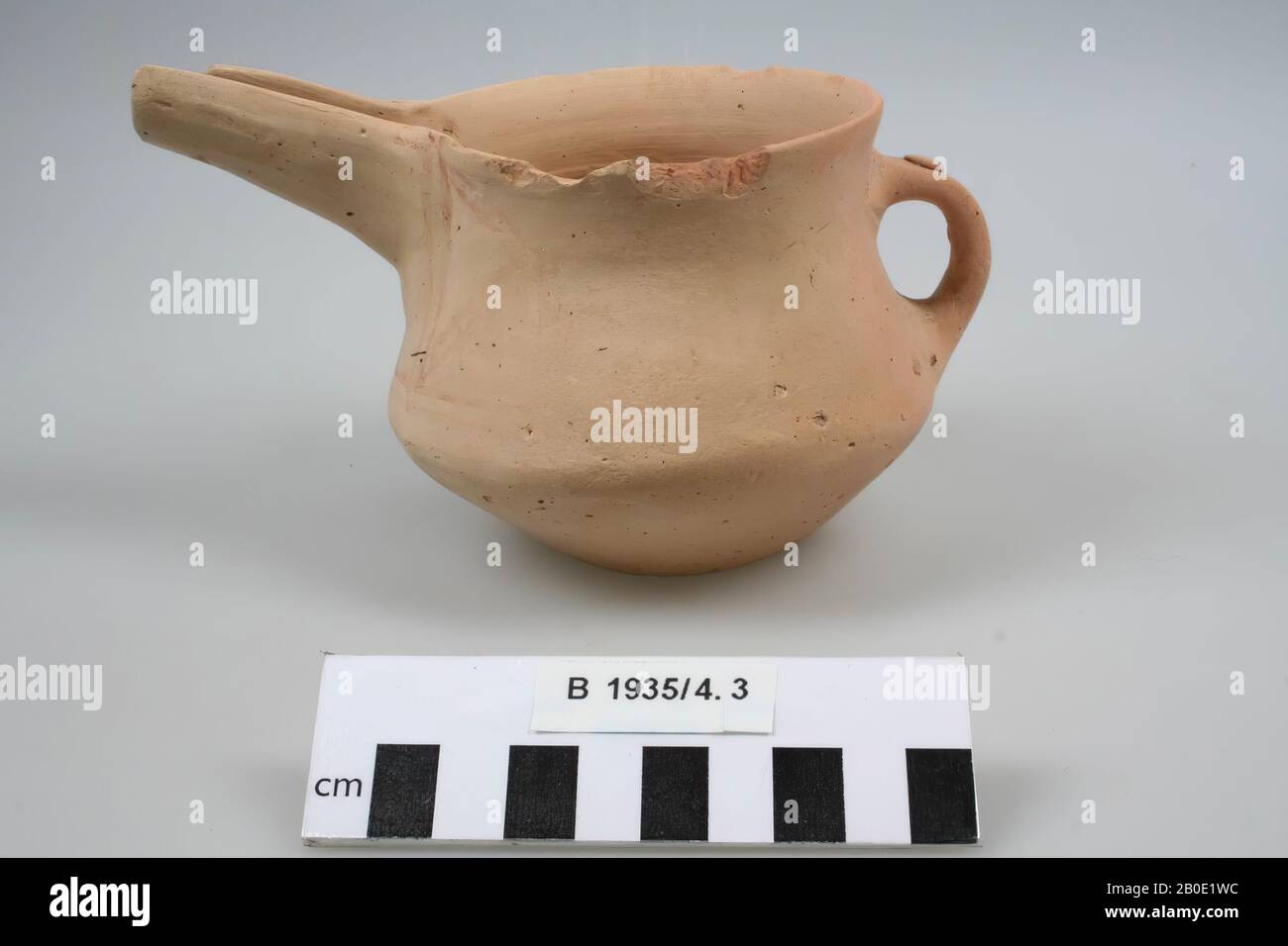 A beak bowl with wide neck opening and open wide spout decorated with lines and points on the upper part of the outer edge, inside a division into two compartments in which triangle patterns., Crockery, earthenware, H 10.1 cm, D 11.1 cm, B incl. ear and spout 16.9 cm, D neck 9 cm, Iron Age III 800-700 BC, Iran Stock Photo
