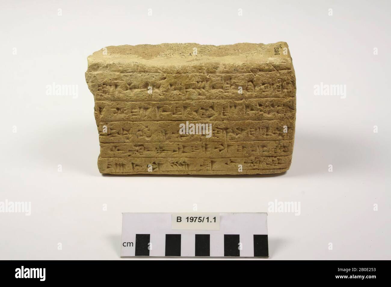 A fragment of a cornerstone with a cuneiform inscription running on two sides. King Untas-Napirisa of Elam (1275-1240 BC) is mentioned on it., Building element, inscription, pottery, L 7 cm, W 16 cm, H 9 cm, Middle Elamite Period 1275-1240 BC, Iran Stock Photo