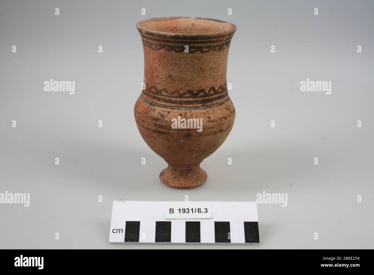A chalice with a slight outward edge. It is decorated with horizontal lines, wave patterns and stylized plants. Probably this object dates from the transition period between Giyan II and I., crockery, pottery, H 12.9 cm, D 8 cm, D neck 7.5 cm, Bronze Age 1600-1300 BC, Iran Stock Photo