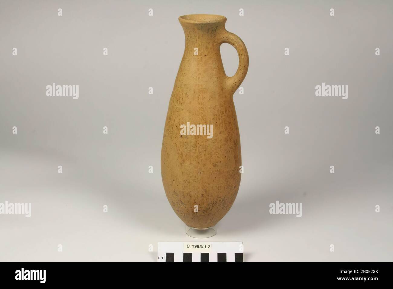 A stretched bag-shaped bottle of orange-brown clay. The edge is slightly curved outwards and the object has one earpiece, crockery, earthenware, H 27.9 cm, D 10 cm, Parthische Period 200 BC. - 200 AD, Iran Stock Photo