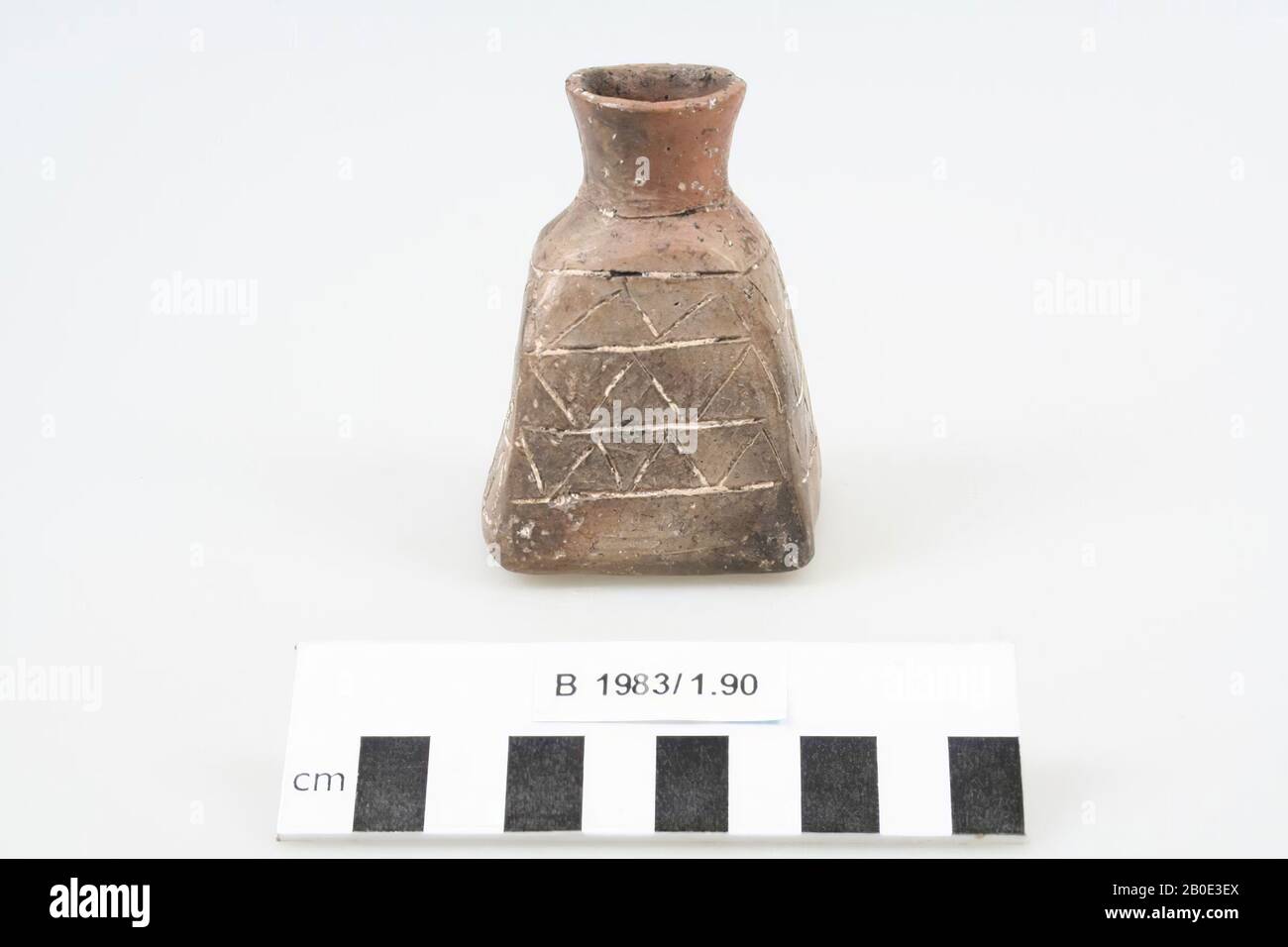 A square vase with a round neck and a flat bottom. The neck and edge run slightly outwards. The jar is decorated with triangular patterns inlaid with a white paste. In the mascara jar is still the original eyes black !, crockery, pottery, H 6 cm, W 5.7 cm, H 78 cm, Iron Age II-III 1000-700 BC, Iran Stock Photo