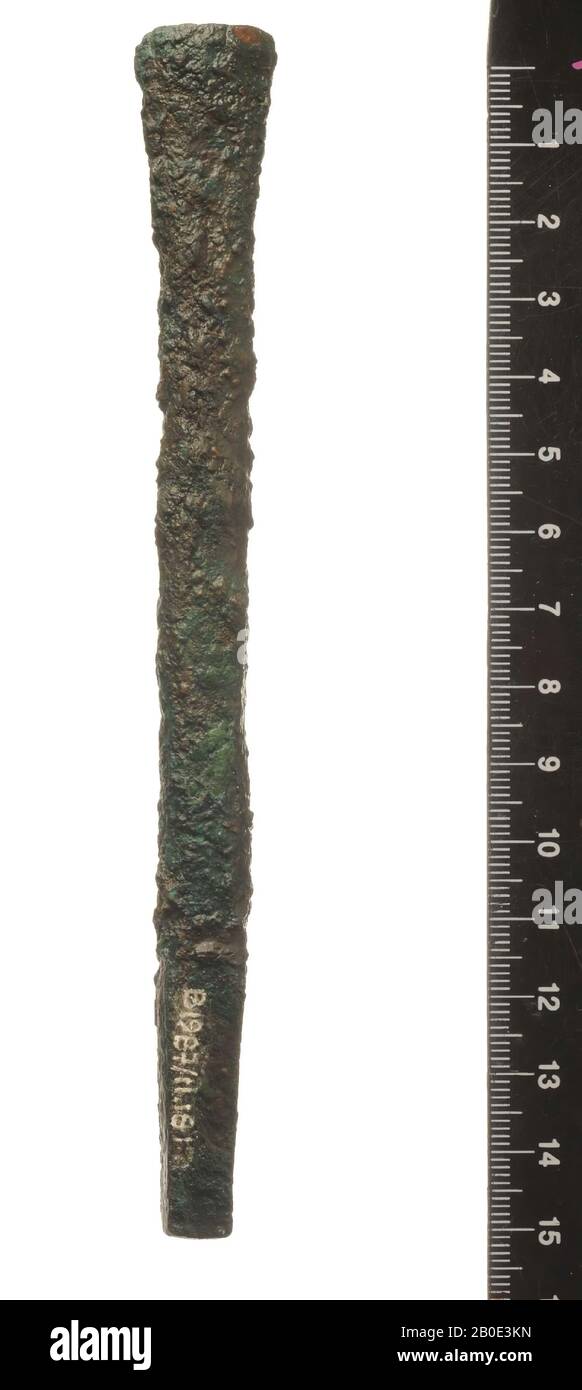 A bronze gouge with a short handle. The gouge runs tapered upwards., Tools, metal, bronze, L 15.4 cm. B 1.86 cm, thickness 1.25 cm, Iran Stock Photo