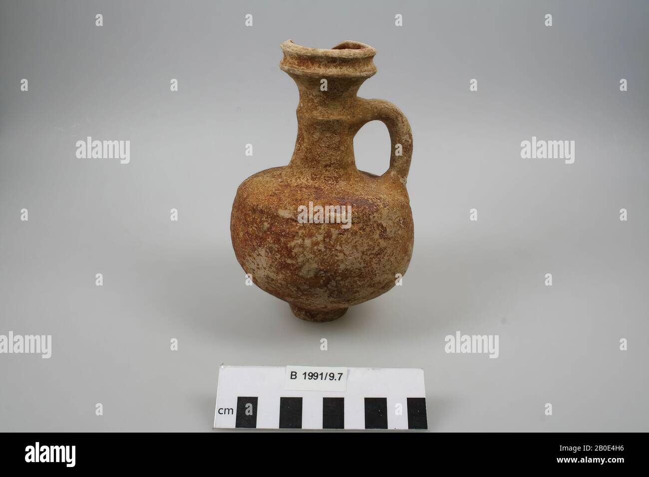 Ancient Near East, crockery, earthenware, H 16 cm, D 10.4 cm, D edge 5.1 cm, Iron Age II 800-586 BC, Jordan Stock Photo