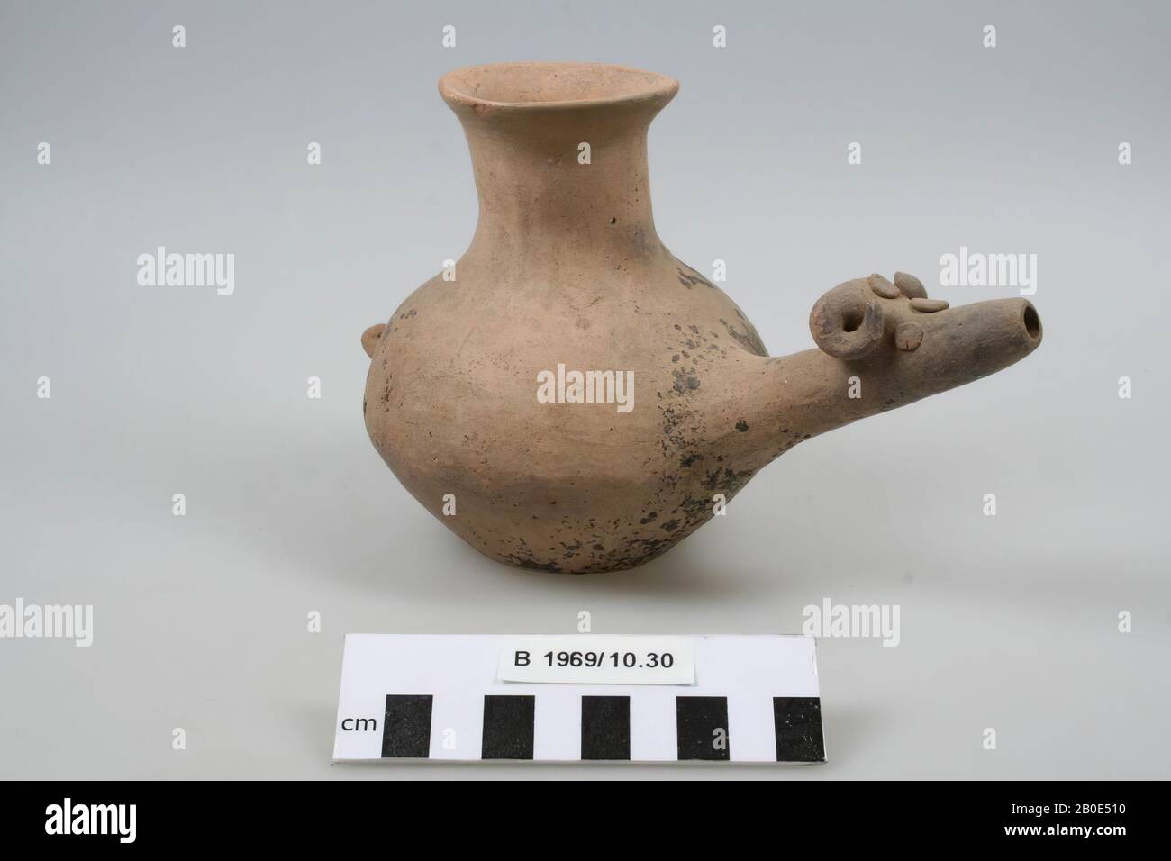 Ancient Near East, crockery, earthenware, H 12.2 cm, D 10.8 cm, W incl. spout 18.8 cm, Iron Age II-III 1000-700 BC, Iran Stock Photo