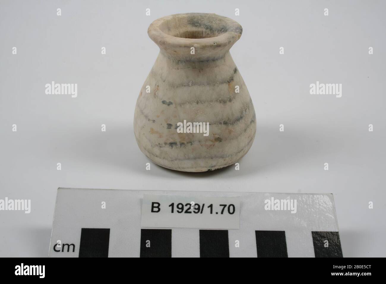 A complete jug made of alabaster with a strong outward edge. The jug has a flat bottom., Crockery, stone, alabaster, H 6.3 cm, D 5.6 cm, D edge 3.5 cm, 2nd millennium BC, Palestine Stock Photo