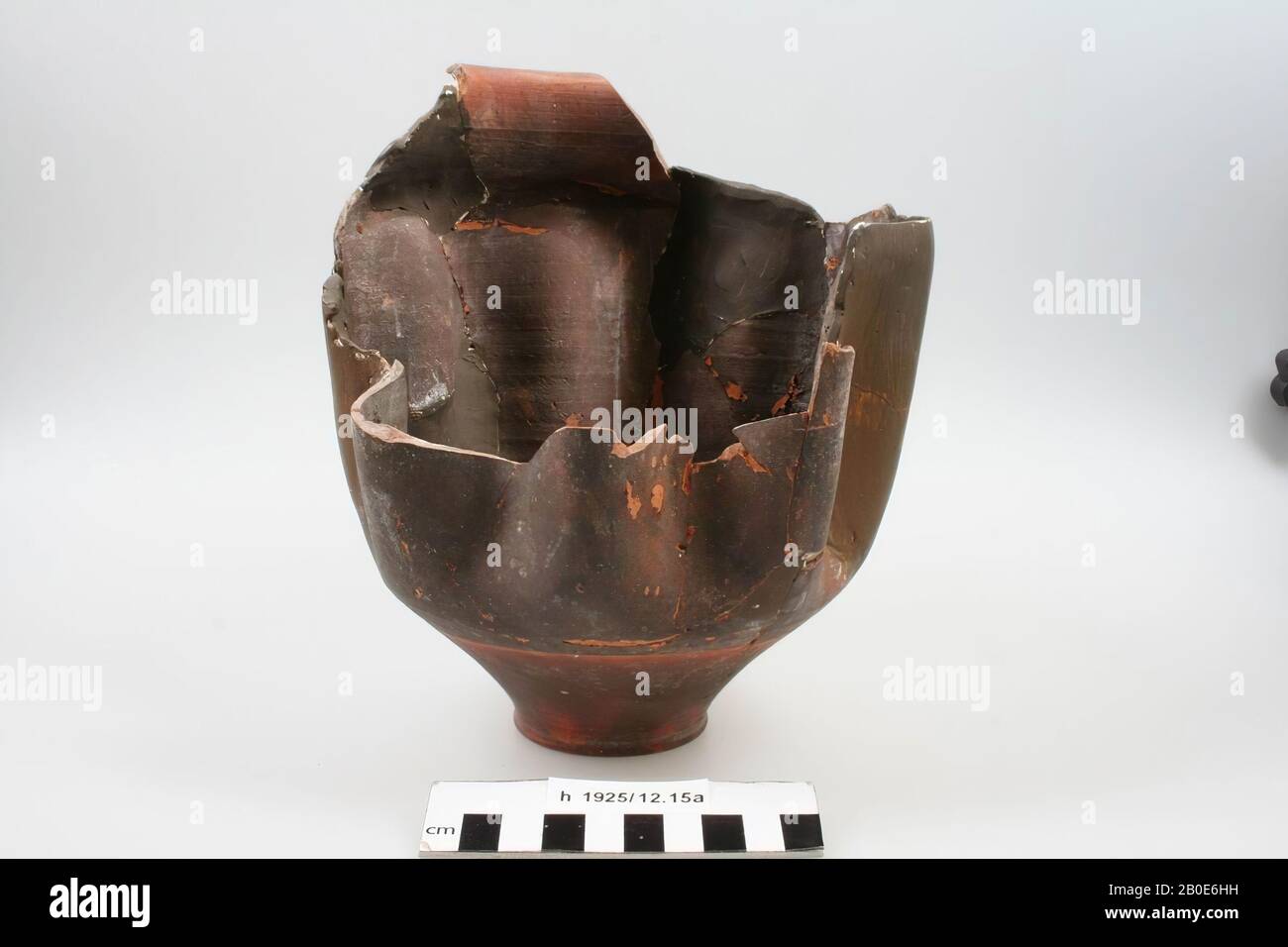 Part of a dug cup of painted earthenware. Old bonding and additions, damage to the top layer, dented cup, fragment, pottery, h: 19.6 cm, diam: 17 cm, roman, Netherlands, South Holland, Leidschendam-Voorburg, Voorburg, Arentsburg Stock Photo