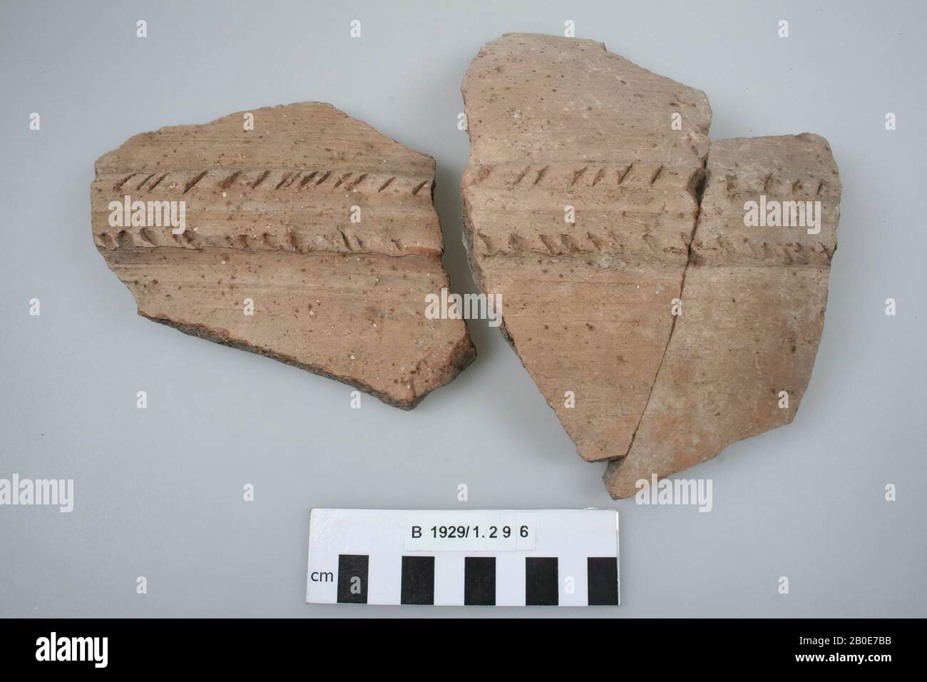 A wall shard of a crater with a scratched herringbone pattern, crockery, earthenware, B 25.5 cm, Palestine Stock Photo