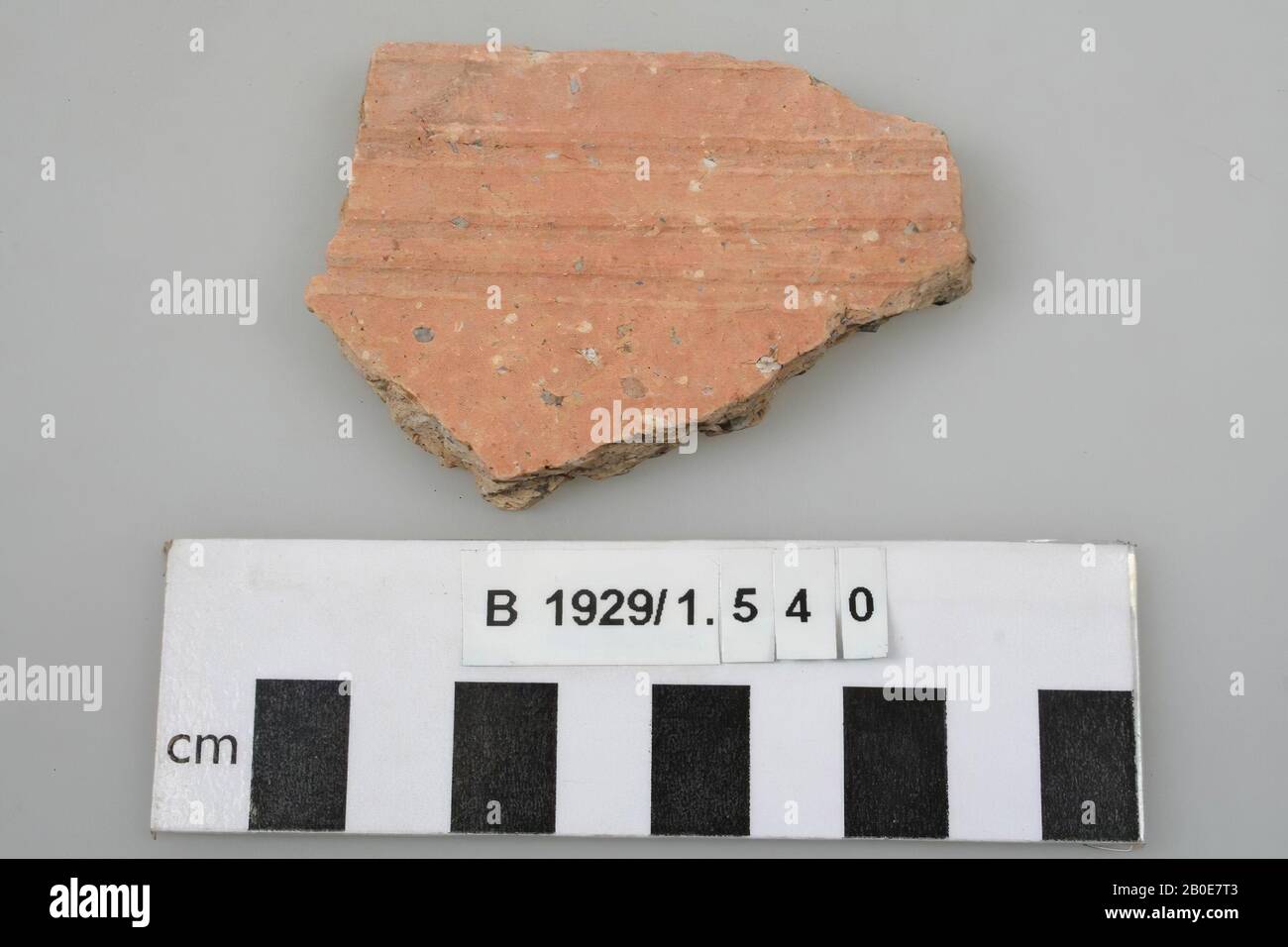 A wall shard with grooves, crockery, earthenware, B 7.2 cm, Palestine Stock Photo