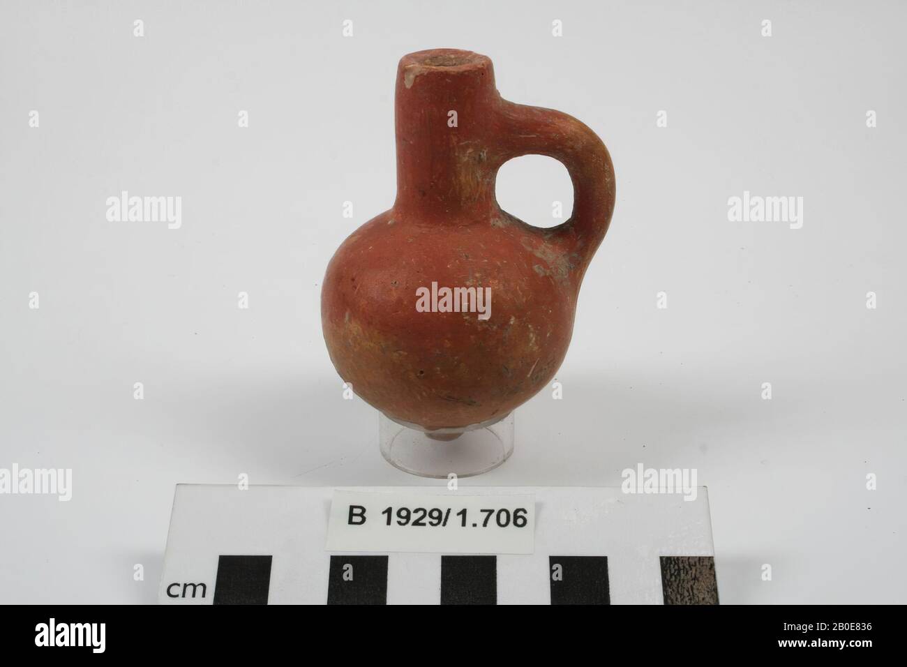 A small earthenware jug with a straight neck, one earpiece and a bulbous body. The object is red slippled and polished., Crockery, pottery, H 8.2 cm, D 5.5 cm, Iron Age II 925-539 BC, Palestine Stock Photo