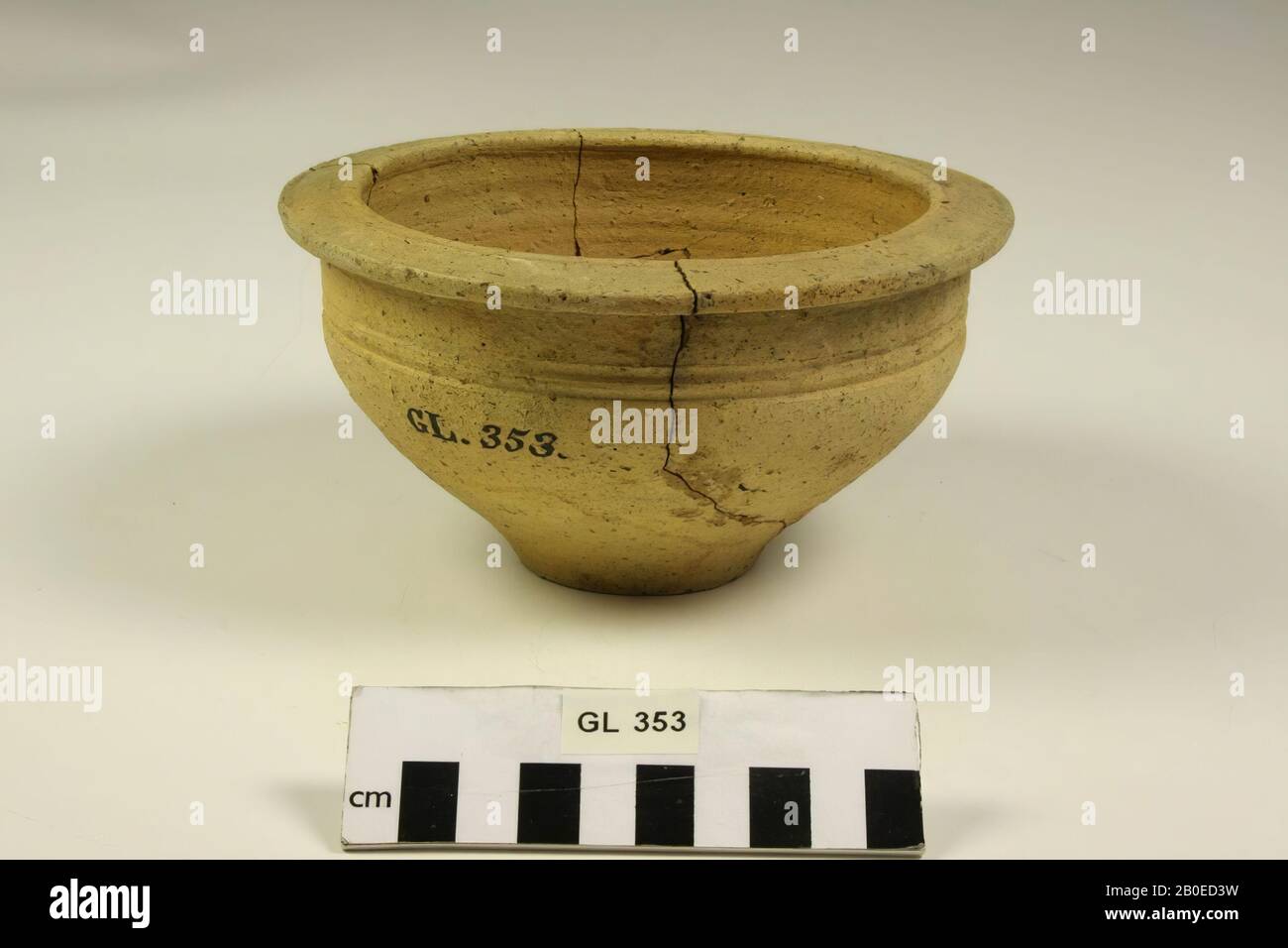 Bowl of rough-walled earthenware. With old glues which threaten to let go, bowl, pottery, h: 8.5 cm, diam: 15.4 cm, roman, Netherlands, Limburg, Roerdalen, St. Odiliënberg Stock Photo
