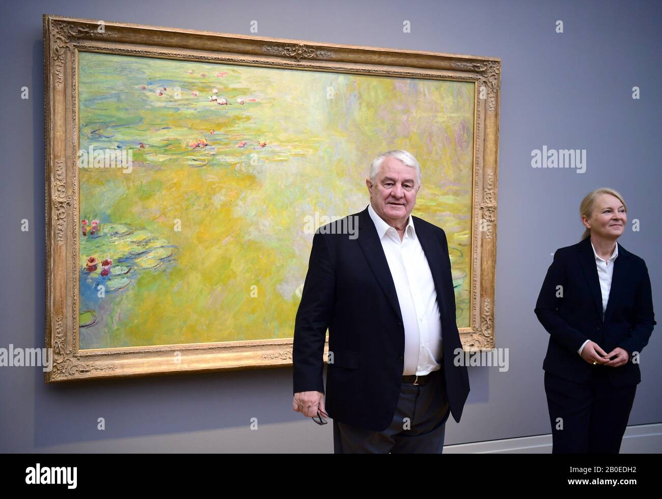 Potsdam, Germany. 20th Feb, 2020. Entrepreneur Hasso Plattner is standing in front of the painting 'The Water Lily Pond' (1918) before the press conference for the exhibition 'Monet.Orte' in the Barberini Museum. Next to him is Ortrud Westheider, art historian and director of the museum. The exhibition will be on display from 22. 02. to 01. 06. 2020. Credit: Soeren Stache/dpa-Zentralbild/dpa/Alamy Live News Stock Photo