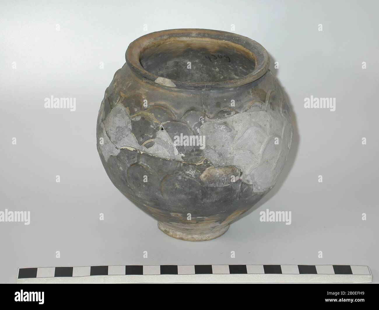 Cup of painted earthenware with scaly surface. Old glues and additions, surface damage, cup, earthenware, h: 11.6 cm, diam: 11.6 cm, roman, Netherlands, South Holland, Katwijk, Valkenburg Stock Photo