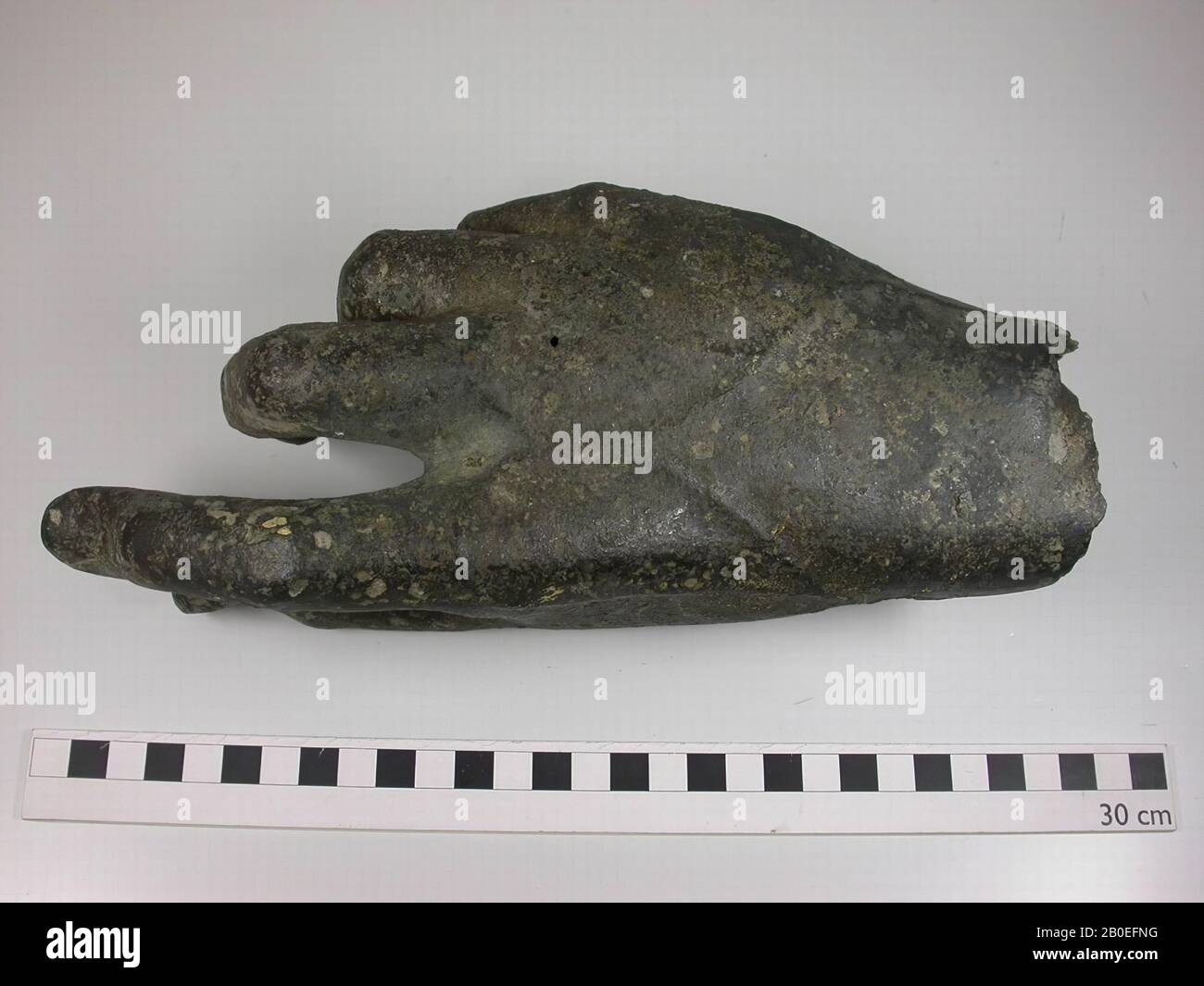 More than life-sized bronze right hand with curved fingers in the adlocutio pose. Cf. the statue 'Prima Porta' of Augustus., figure, hand, metal, bronze, 26 x 10 cm, roman 50-250 AD, Netherlands, South Holland, Westland, Naaldwijk, Hooge Werf Stock Photo