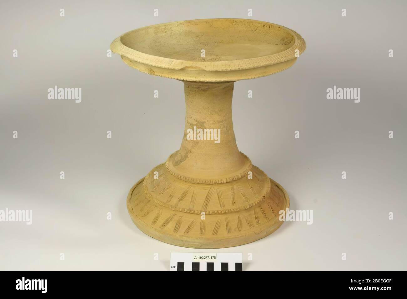Incense burner or pottery incense pot with fitted decoration, crockery, incense burner, pottery, H 28.5 cm, D 28.5 cm, Early Bronze Age 2800 BC, Iraq Stock Photo