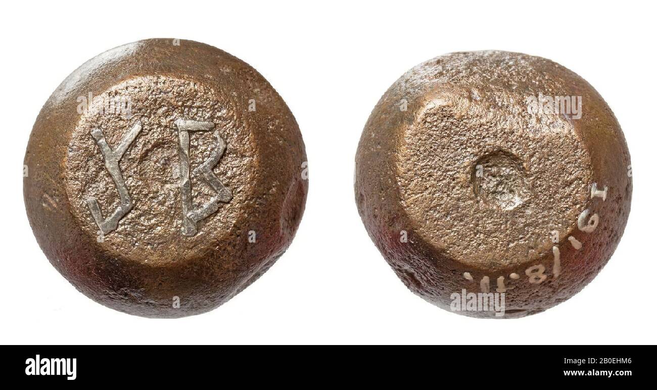 weight, bronze, Diam. 2.23 cm, H. 1.88 cm, wt. 51.34g, Byzantine, Turkey Stock Photo