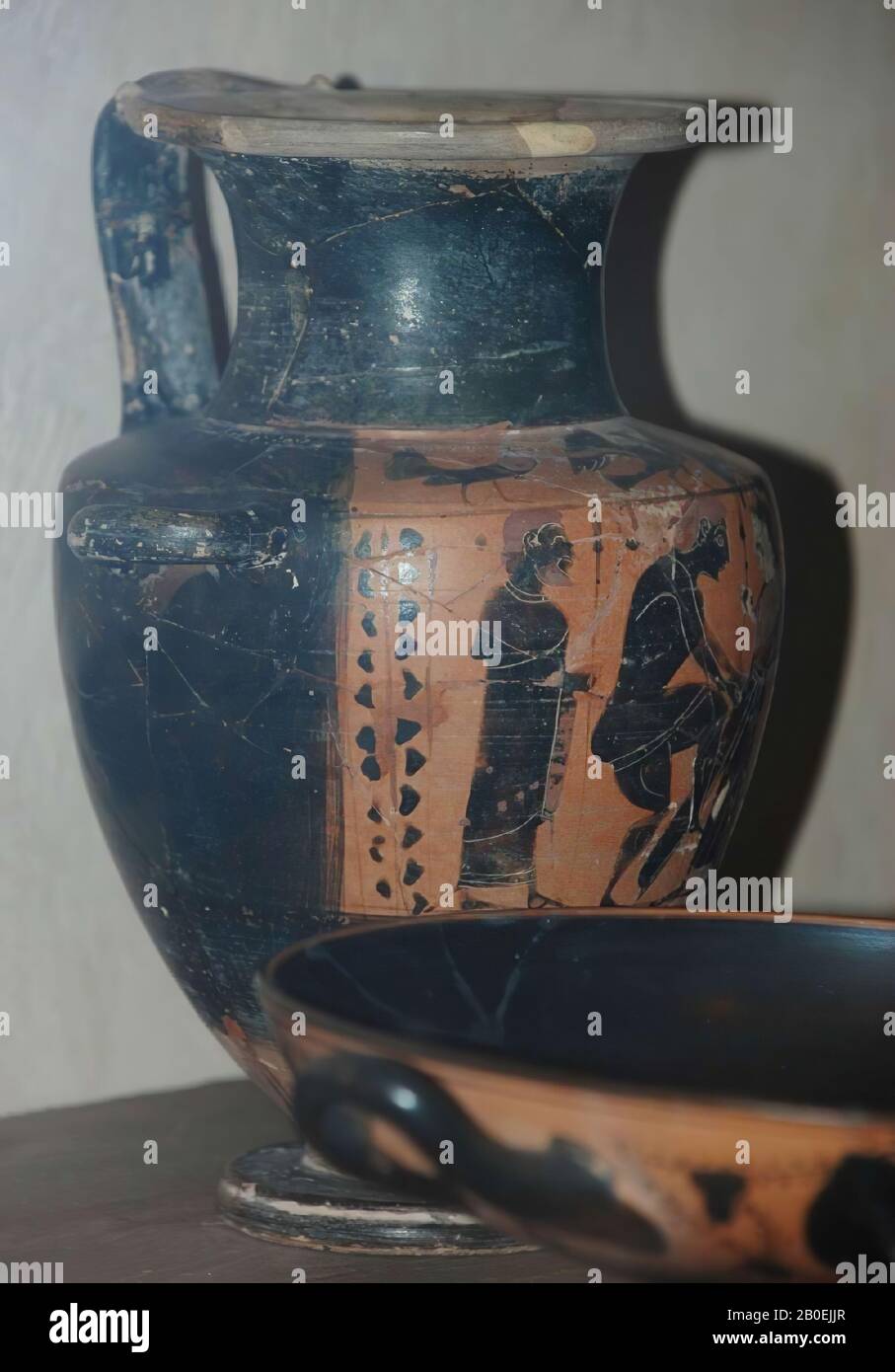 Attic black-figured hydria with decoration on shoulder and belly panel. Shoulder: a siren to the right between two birds. Belly: a hoplite, fighting for battle, between two mantel figures with spears. To his right is the goddess Athena., Vase, hydria, pottery, black-figured, Attic, 24.2 cm, ø 12.3 cm, archaic, black-figured, AttischPainter or Lou -540 Stock Photo