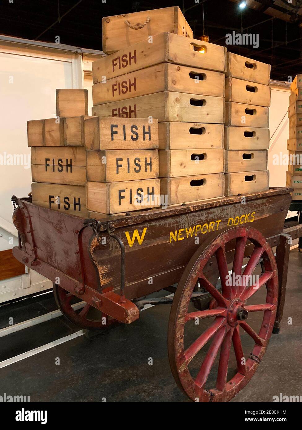 https://c8.alamy.com/comp/2B0EKHM/vintage-hand-cart-and-wooden-fish-boxes-circa-1930s-in-the-national-railway-museum-in-york-england-2B0EKHM.jpg