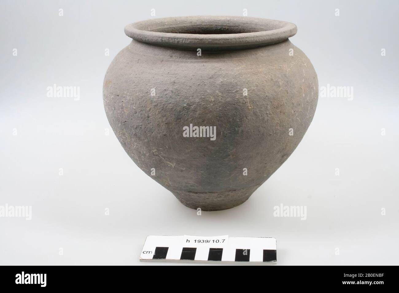 Urn of gray, rough-walled earthenware with curved edge. Contains cremated residues, urn, earthenware, h: 16.6 cm, diam: 19 cm, roman, Netherlands, South Holland, Katwijk, Valkenburg Stock Photo