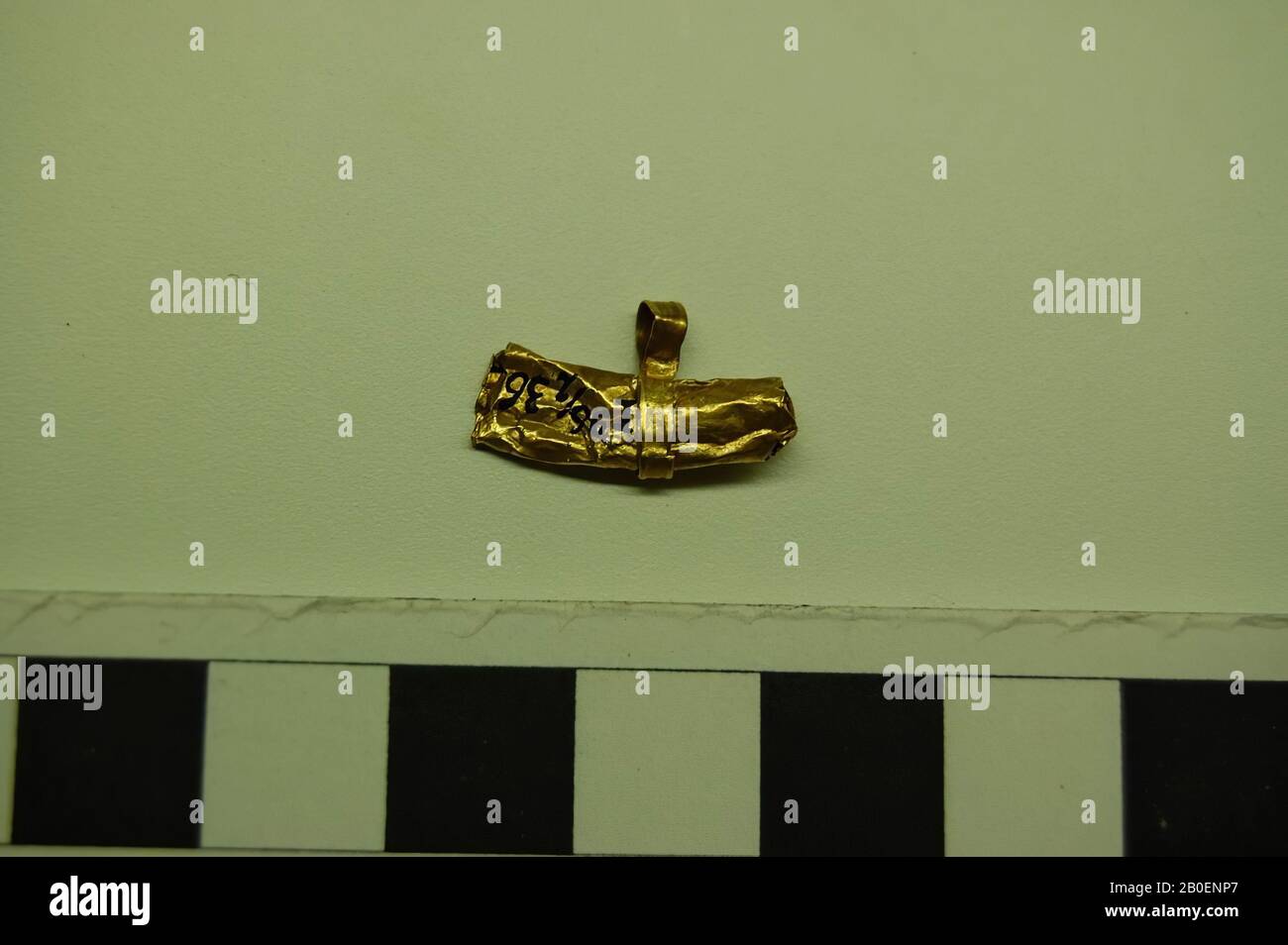 tubular pendant, pendant, tube, gold, 1 x 1.8 cm, 100 Stock Photo