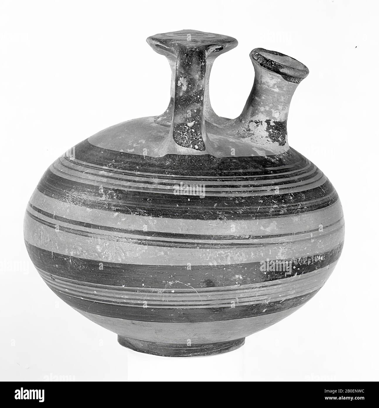 Late-Helladic IIIA2late stirrup jar FS178 (squat globular type). Decoration of horizontal bands and lines., Vase, jug, stirrup jug (FS178), pottery, prehistoric, LB, LH III A2 leaves, 12 cm, late-Helladic III A2 late -1450 Stock Photo