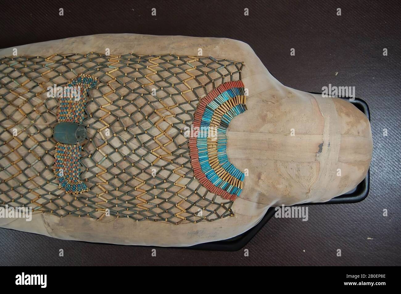 Pawiamen, wade, beadnet, Mummy or an adult. The bandages are applied in  concentric patterns, with only a small protruding edge per winding. They  are fairly wide, larger, and pale in color. One