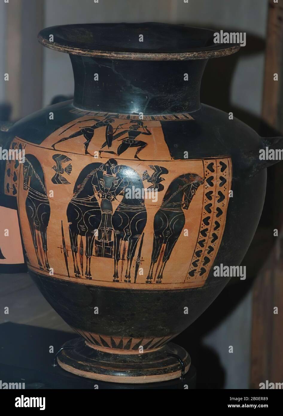 Attic black-figure hydria. Decoration on schoulder: 2 hoplites fighting. On body: quadriga ('enface') with birds above. Attic black-figured hydria with performances on shoulder and belly panel. Shoulder: two hoplites in battle. Left hoplite drops to knees. Belly: a four-in-four horse in full regalia, and face signed. The inner horses look at each other, the outside view, vase, hydria, earthenware, black-figured, Attic, 36.3 cm, black-figured, Attic -540 Stock Photo