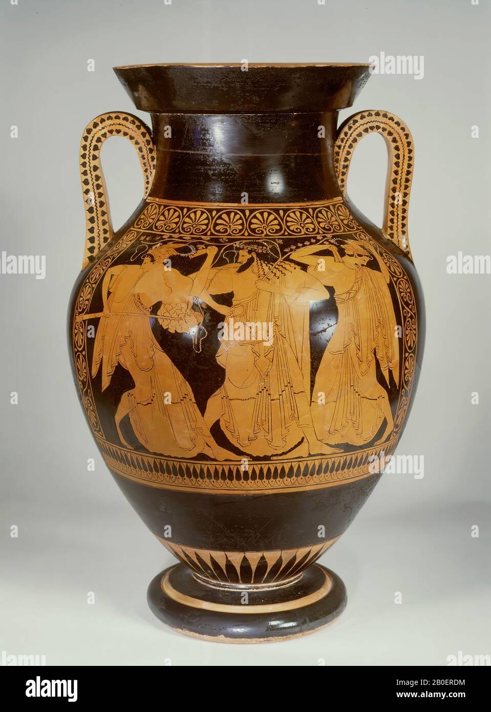 Attic red-figure amphora. A. Heroes quarelling (2 warriors, 2 boys and 1 hoplite) B. Dionysos accompanied by 2 dancing maenads. Pezzion Painter. Attic red-figured abdominal amphora (starting time of the red-figured technique). Pezzino painter. A: two heroes want to attack each other. Young boys try to prevent this, while an armed hoplite intervenes. B: Dionysos, vase, amphora, belly amphora, earthenware, red-figured, Attic, 58.5 cm, ø 39 cm, red-figured, Attic, Pezzino painter 500 BC, Italy, Greece Stock Photo
