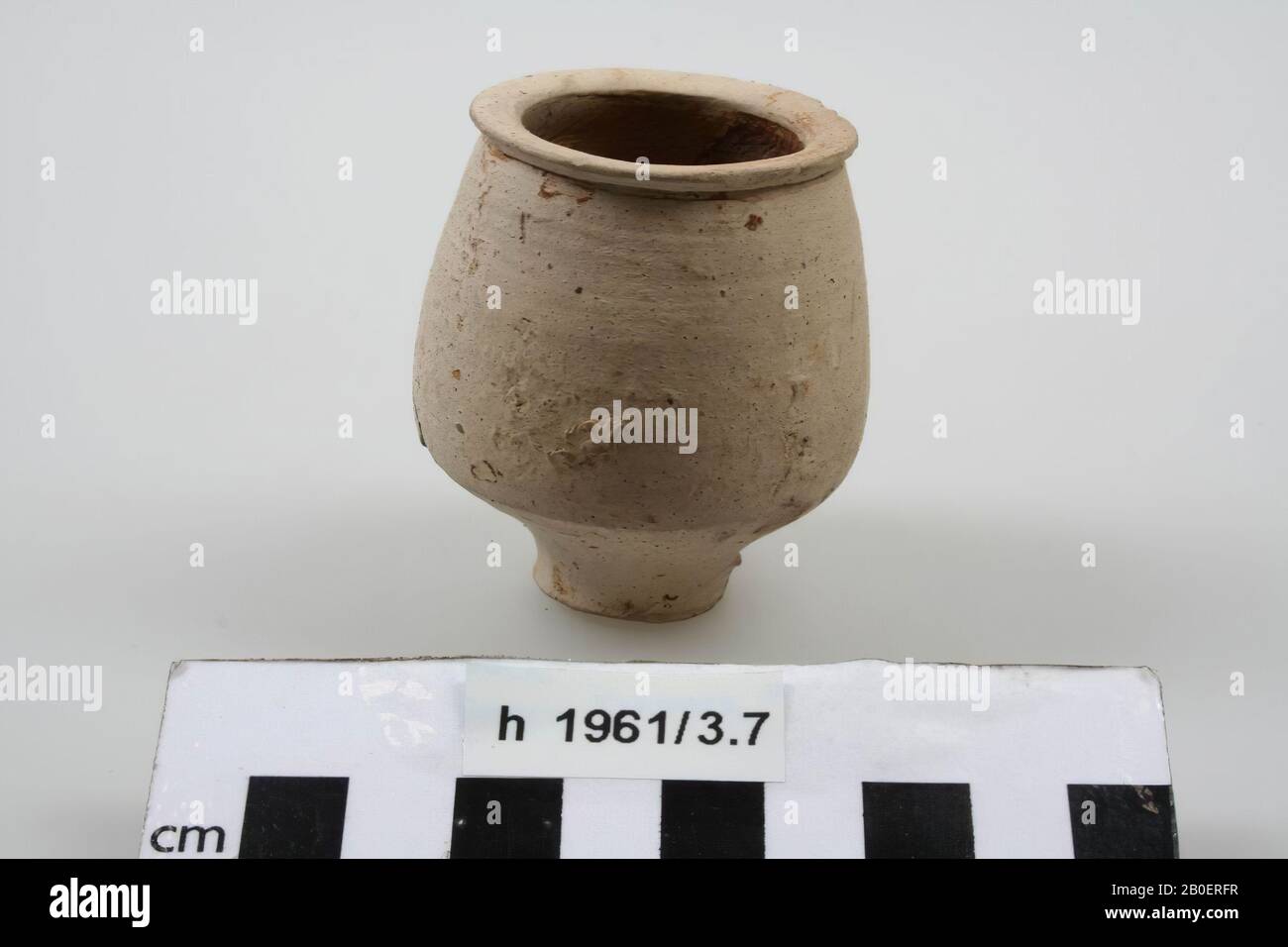 A jar of white pipe earth., pot, earthenware, h: 6.4 cm, diam: 5.5 cm, roman, Netherlands, South Holland, Rotterdam, Katendrecht Stock Photo