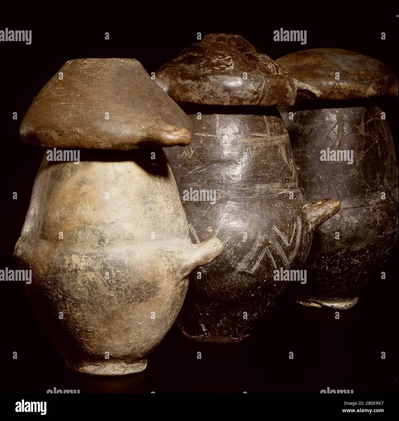 Villanova Impasto bowl (lid or biconical urn). Incised geometrical motifs. Belongs to urn K 1934 Stock Photo