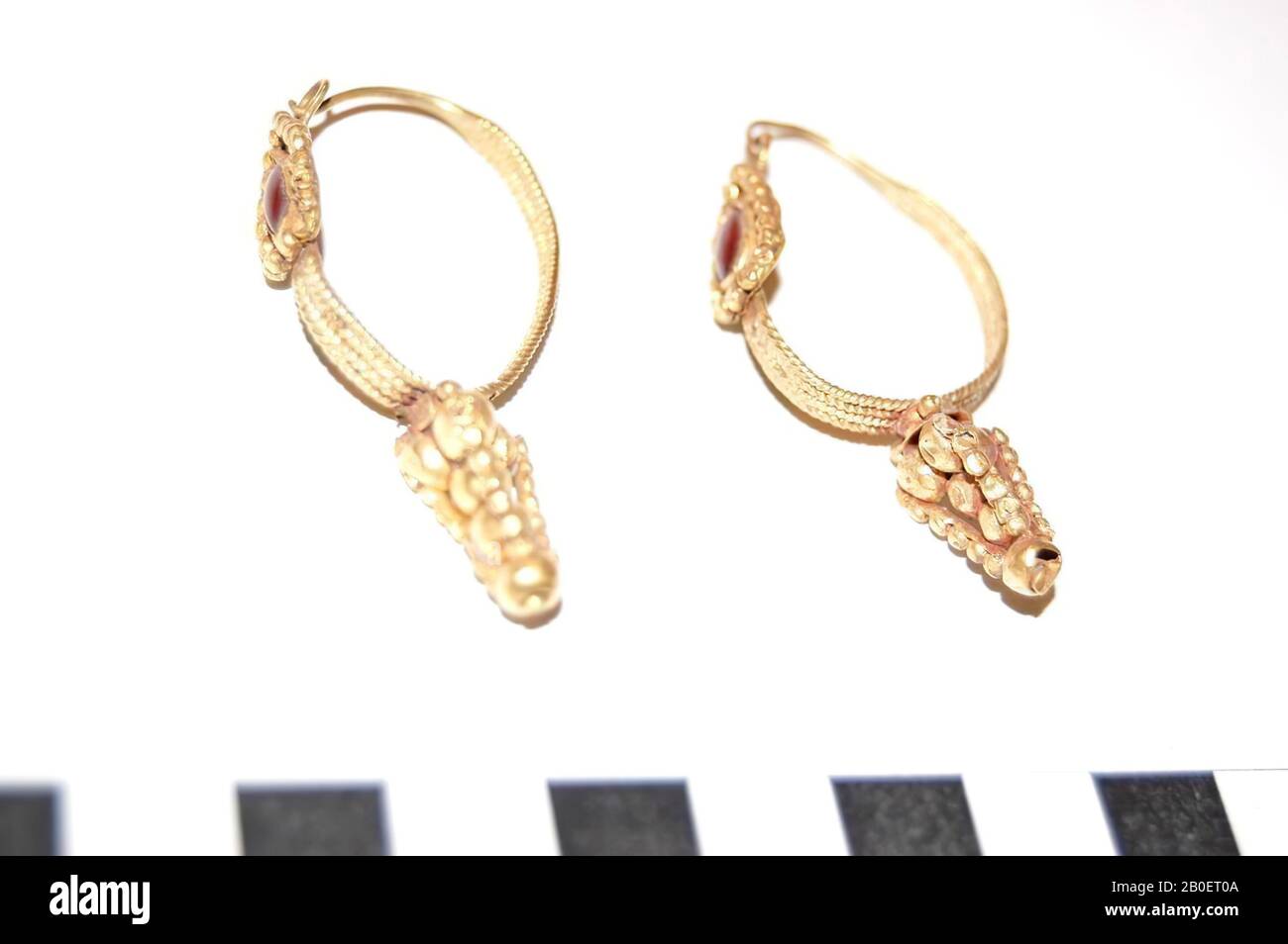 A pair of earrings with almond-shaped garnet, pendant with a pyramid of golden balls, ornament, metal, gold, stone, garnet, L 4.9 cm, Roman Period 200-300 AD, Syria Stock Photo
