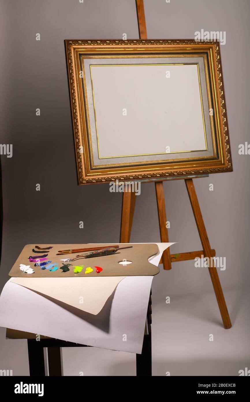 Easel blank canvas paint brush hi-res stock photography and images - Alamy