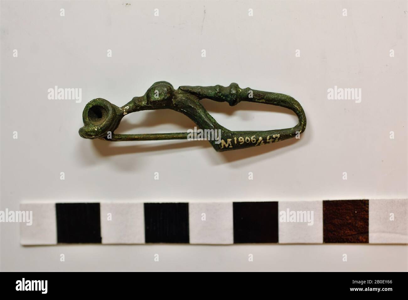 fibula, casting, metal, plaster, 4,7 x 1,3 x 1,0 cm, prehistoric