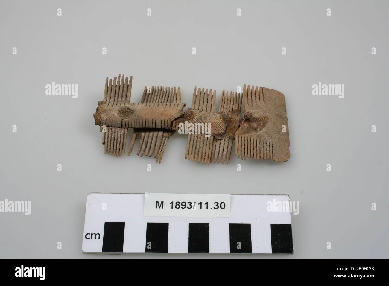 Leg comb, broken into 5 relatively large parts and some small particles. Old bondings, which have released again, comb, organic, bone, 5 x 1 x 3 cm (largest fragment), Germany, unknown, unknown, Niederbreisig Stock Photo