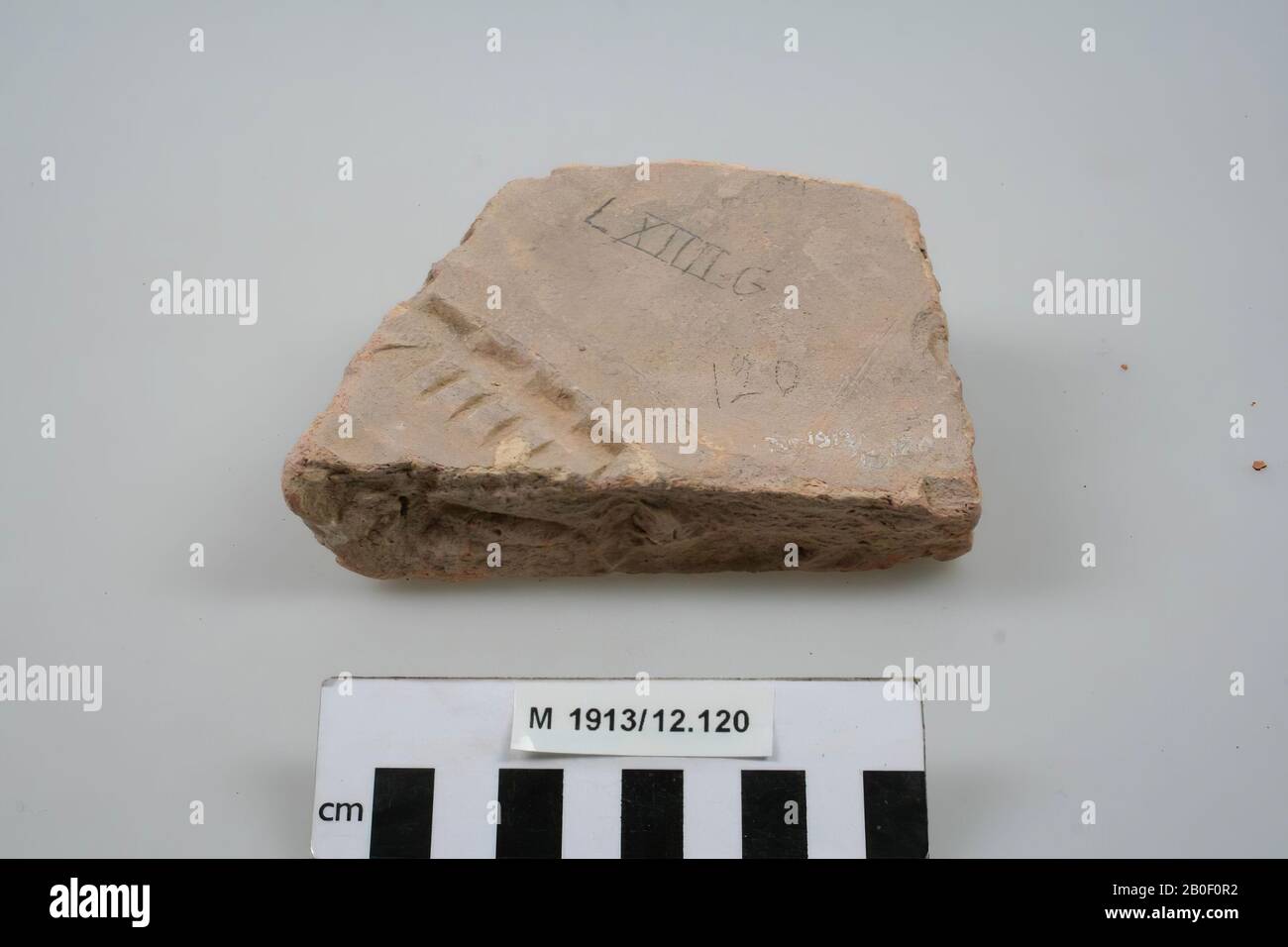 Fragment of a tegula., Roof tile (tegula), fragment, earthenware, brick, 2.7 x 10 x 13.3 cm, roman, Germany, unknown, unknown, Rheinzabern Stock Photo