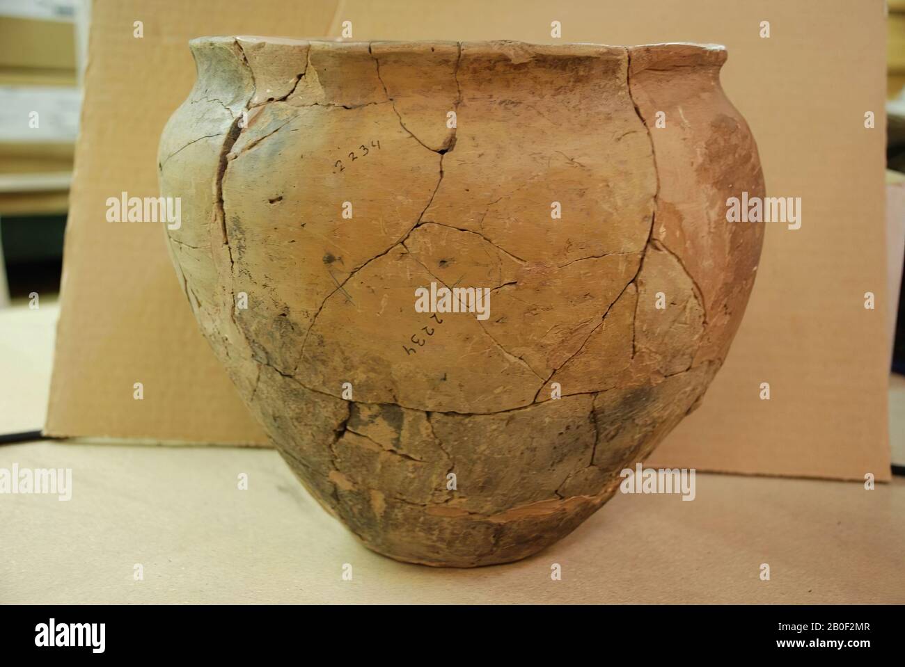 Large indigenous pot, poorly restored. A few pieces are loose in it., Pot, earthenware, h: 23 cm, diam. 27 cm, Roman, Netherlands, South Holland, Katwijk, Valkenburg Stock Photo