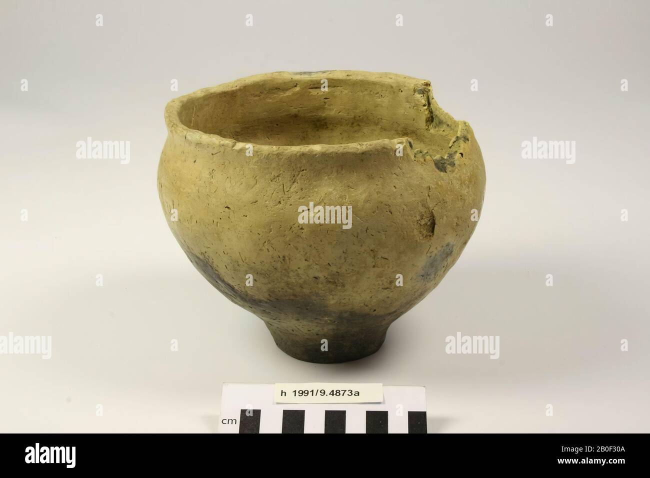 Pot of indigenous earthenware, beige in color, from under black. Section of the rim is missing, gap in the belly, pot, pottery (hand shaped), h: 14 cm, diam: 17 cm, roman, Netherlands, South Holland, Katwijk, Valkenburg Stock Photo