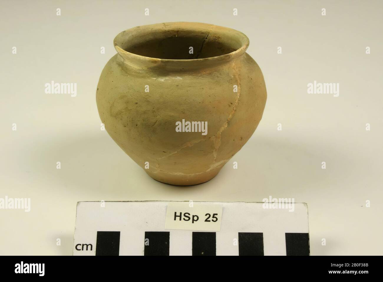 Urntje of red, smooth-walled earthenware, model as the early matt painted, and of such a technique. Old glueing and additions., Urn, pottery, h: 7 cm, diam: 8,4 cm, roman, Netherlands, Limburg, Mook and Mediator, Mook Stock Photo
