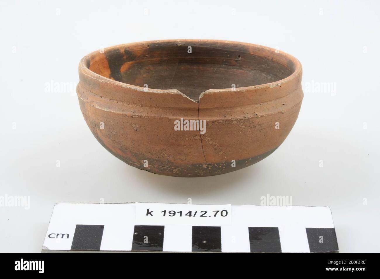 Bowl of earthenware. Shred from the edge is missing, from there vertical crack to the bottom., Bowl, pottery, h: 4.6 cm, diam: 9.4 cm, roman, Netherlands, North Brabant, Cuijk, Cuijk and Sint Agatha Stock Photo