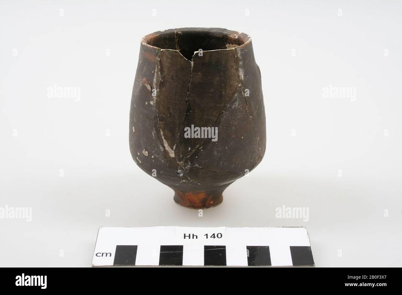 Painted cup, in technique b. Type Niederbieber 30. Restored: old glueing and additions, lack of edge, surface damage, cup, earthenware, h: 9 cm, diam: 7,4 cm, roman, Netherlands, South Holland, Leidschendam-Voorburg, Voorburg, Arentsburg Stock Photo