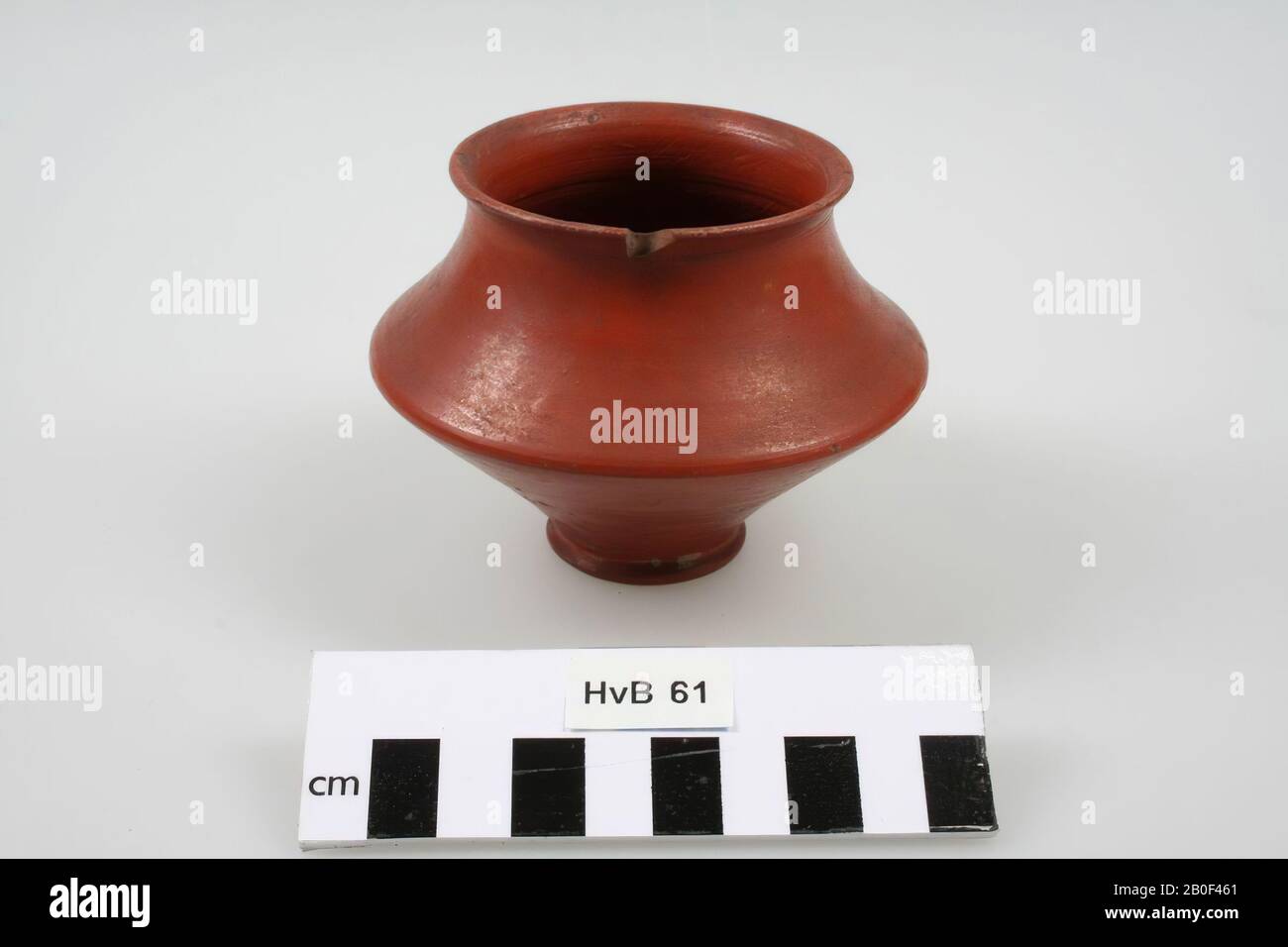 Cup, the belly of which has a sharp profile line, so that the upper and lower part make an acute angle with each other. Cf. Gose No. 319 in shape. Chip from the neck and foot, cup, earthenware, h: 7,5 cm, diam: 9,5 cm, roman, Netherlands, Gelderland, Nijmegen, Nijmegen Stock Photo