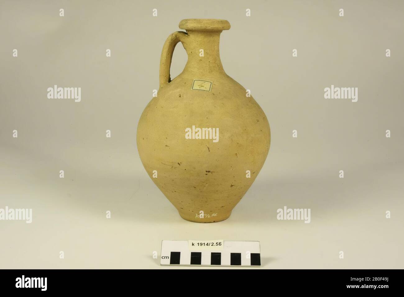 Jar with 1 ear, of earthenware. TH incised on the shoulder. Graffito., Jug, pottery, h: 25.1 cm, diam: 16 cm, roman, Netherlands, North Brabant, Cuijk, Cuijk and Sint Agatha Stock Photo